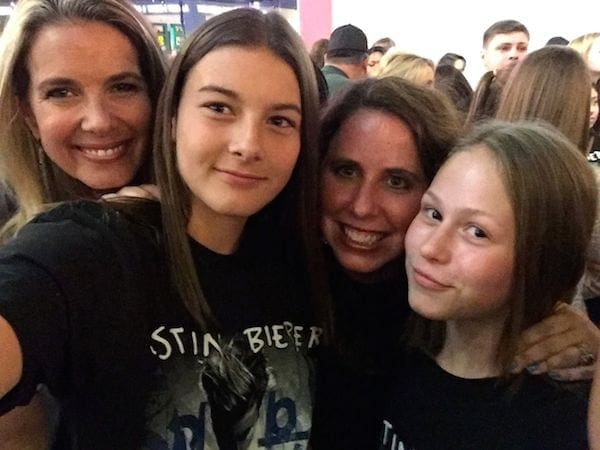 Justin-Bieber-concert-Vegas-daughter-girlfriends-selfie